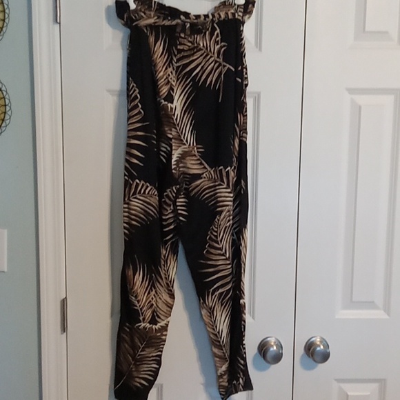 H&M Black and Cream Leaf Print Pants - Picture 4 of 7
